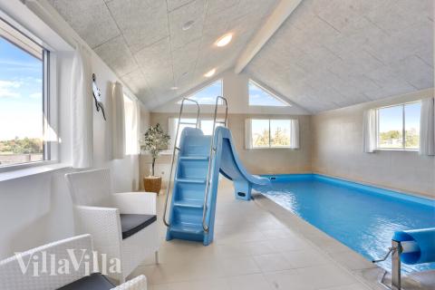 Das Ferienhaus 476 hat einen schicken Poolbereich mit Wasserrutsche, einem geräumigen, eingelassenen Whirlpool und einer Sauna.