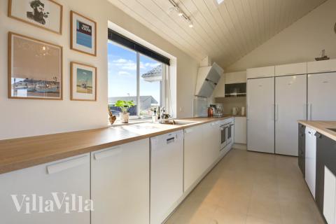 In der Küche des Luxusferienhauses ist alles vorhanden, was man braucht, um Mahlzeiten für 20 Personen zuzubereiten.