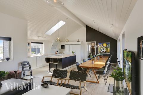 Der große, lichtdurchflutete Aufenthaltsraum im Luxusferienhaus Nr. 476 für 20.