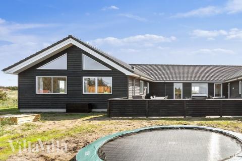 Zu dem attraktiven Ferienhaus Nr. 476 in Nordjütland gehört auch ein tolles Angebot im Außenbereich, z. B. Spieleturm und Schaukeln