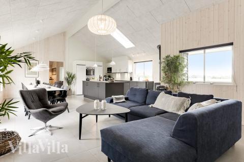 Der große, lichtdurchflutete Aufenthaltsraum im Luxusferienhaus Nr. 445 für 20.