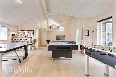 Das Luxusferienhaus 445 für 20 Personen hat einen großen Aktivitätsraum mit u. a. Billard und Darts