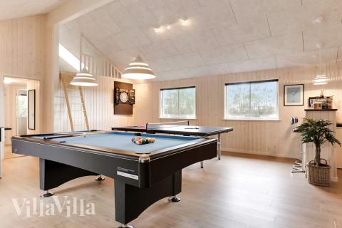 Neben den vielen schönen Stunden, die man im Poolbereich des Hauses verbringen kann, bietet das Luxusferienhaus 445 auch Spielevergnügen bei Billard/Tischtennis und Darts