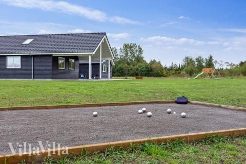 Zu dem attraktiven Ferienhaus Nr. 445 in Lolland/Falster/Mön gehört auch ein tolles Angebot im Außenbereich, z. B. Spieleturm und Schaukeln