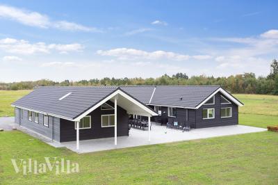 Dieses schöne Poolhaus Nr. 445 mit Platz für 20 Personen liegt in Lolland/Falster/Mön
