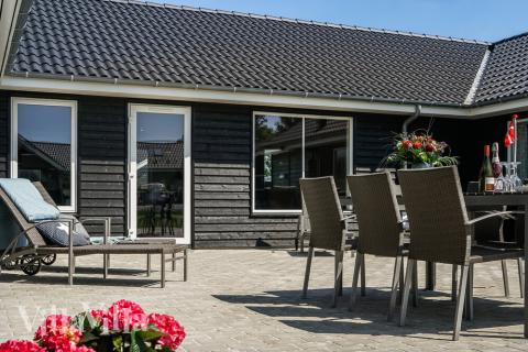 Genießen Sie einen Grillabend auf der Terrasse des Luxusferienhauses Nr. 451 in Ostjütland