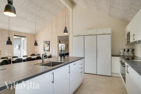 Gut ausgestattete Küche im Luxusferienhaus Nr. 451 in Ostjütland.