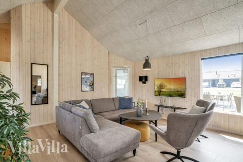 Der große, lichtdurchflutete Aufenthaltsraum im Luxusferienhaus Nr. 451 für 20.