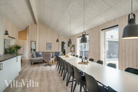 Der Aufenthaltsraum bietet Platz für 20 Personen, wenn ihr das Ferienhaus 451 in Ostjütland besucht.