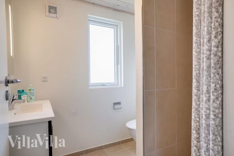 Eines der Badezimmer im Luxusferienhaus Nr. 451