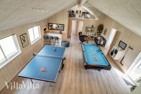 Das Luxusferienhaus 451 für 20 Personen hat einen großen Aktivitätsraum mit u. a. Billard und Darts