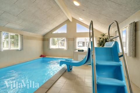 Das Ferienhaus 451 hat einen schicken Poolbereich mit Wasserrutsche, einem geräumigen, eingelassenen Whirlpool und einer Sauna.