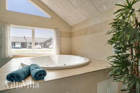 Genießen Sie den warmen Whirlpool im Luxusferienhaus Nr. 451 in Ostjütland