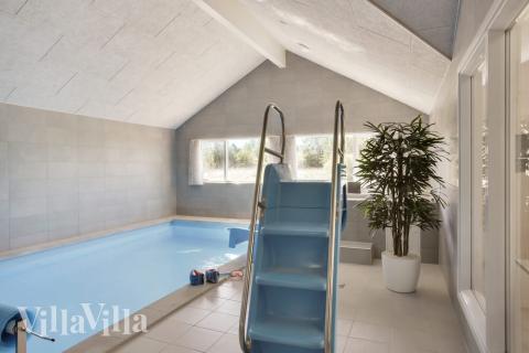Das Ferienhaus 459 hat einen schicken Poolbereich mit Wasserrutsche, einem geräumigen, eingelassenen Whirlpool und einer Sauna.