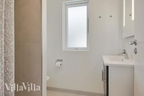 Eines der Badezimmer im Luxusferienhaus Nr. 459