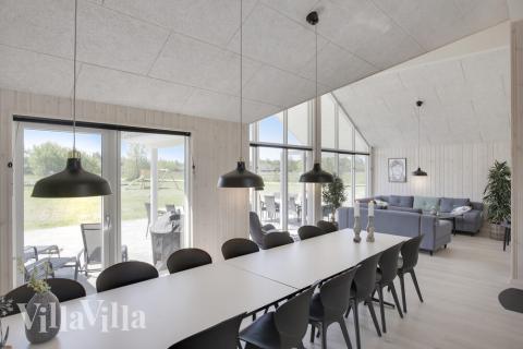 Der große, lichtdurchflutete Aufenthaltsraum im Luxusferienhaus Nr. 459 für 16.