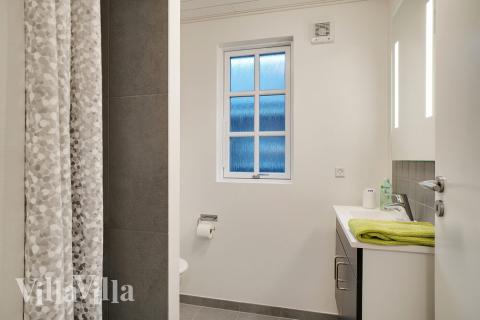 Eines der Badezimmer im Luxusferienhaus Nr. 460