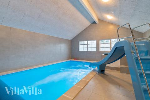 Das Ferienhaus 460 hat einen schicken Poolbereich mit Wasserrutsche, einem geräumigen, eingelassenen Whirlpool und einer Sauna.