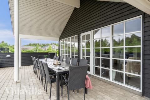 Das Luxusferienhaus Nr. 460 hat eine tolle Terrasse, die mit hochwertigen Gartenmöbeln für 18 Personen ausgestattet ist.