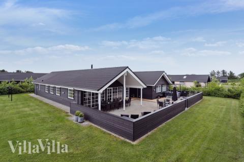 Dieses schöne Poolhaus Nr. 460 mit Platz für 18 Personen liegt in Westjütland