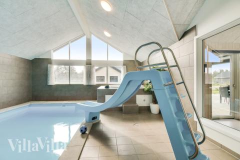 Das Ferienhaus 464 hat einen schicken Poolbereich mit Wasserrutsche, einem geräumigen, eingelassenen Whirlpool und einer Sauna.