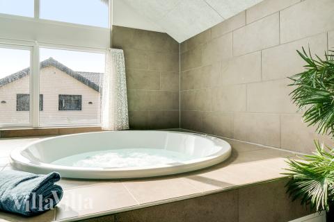 Genießen Sie den warmen Whirlpool im Luxusferienhaus Nr. 464 in Westjütland