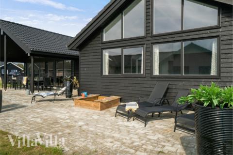 Auf der Terrasse des Ferienhauses Nr. 464 ist Platz für 16 Personen.