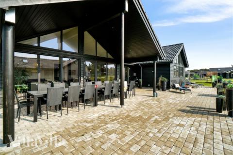 Genießen Sie einen Grillabend auf der Terrasse des Luxusferienhauses Nr. 464 in Westjütland