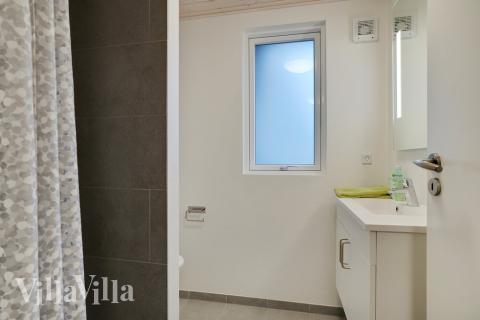 Eines der Badezimmer im Luxusferienhaus Nr. 462