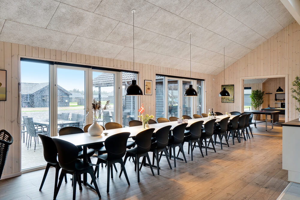 Der große, lichtdurchflutete Aufenthaltsraum im Luxusferienhaus Nr. 462 für 26.