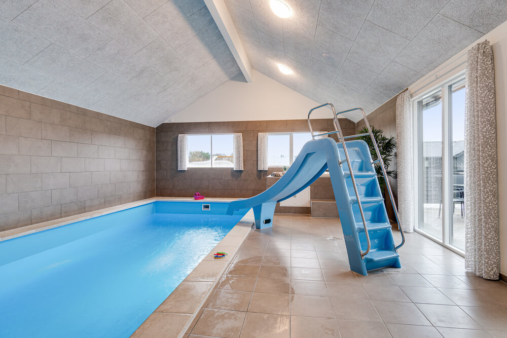 Das Ferienhaus 462 hat einen schicken Poolbereich mit Wasserrutsche, einem geräumigen, eingelassenen Whirlpool und einer Sauna.