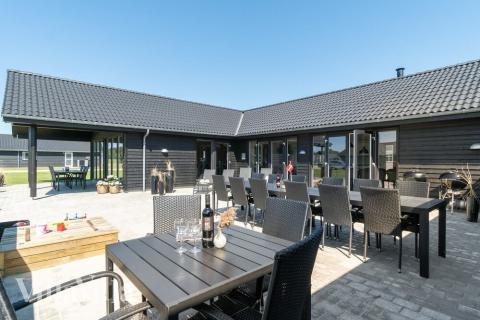 Genießen Sie einen Grillabend auf der Terrasse des Luxusferienhauses Nr. 462 in Westjütland