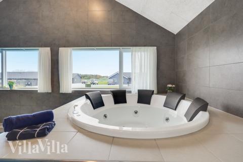 Genießen Sie den warmen Whirlpool im Luxusferienhaus Nr. 468 in Lolland/Falster/Mön