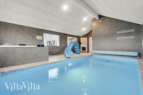 Das Ferienhaus 468 hat einen schicken Poolbereich mit Wasserrutsche, einem geräumigen, eingelassenen Whirlpool und einer Sauna.