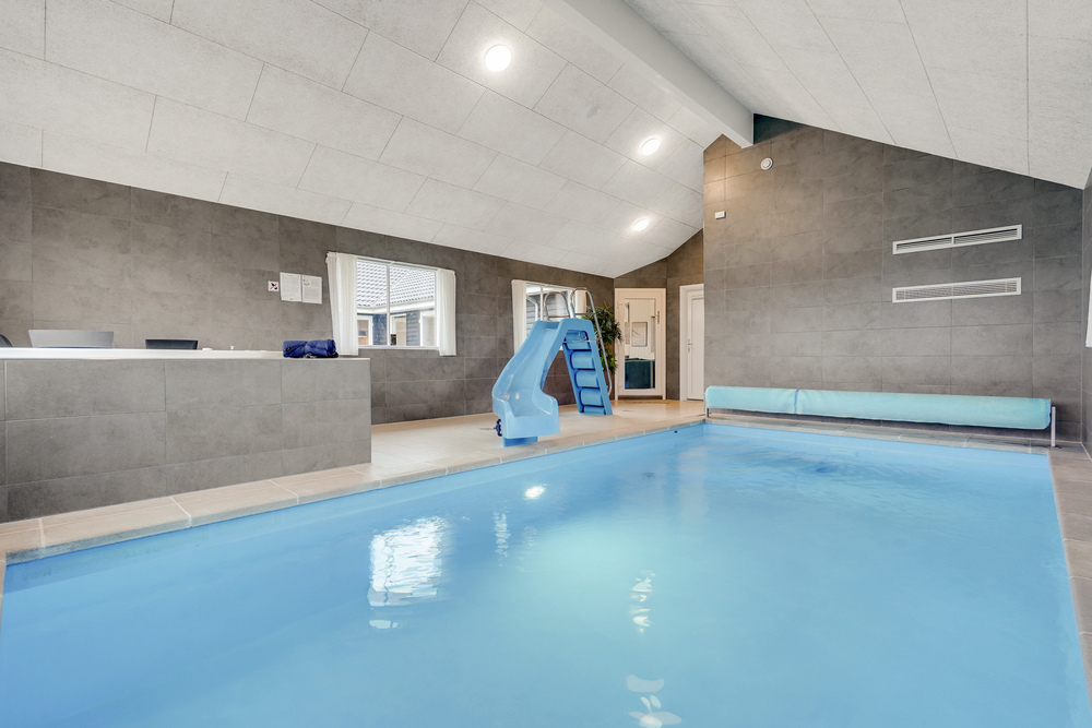 Das Ferienhaus 468 hat einen schicken Poolbereich mit Wasserrutsche, einem geräumigen, eingelassenen Whirlpool und einer Sauna.