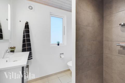 Eines der Badezimmer im Luxusferienhaus Nr. 468