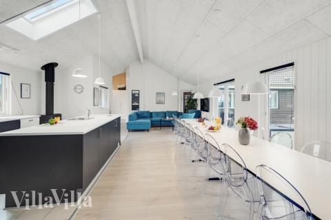 Der große, lichtdurchflutete Aufenthaltsraum im Luxusferienhaus Nr. 468 für 20.