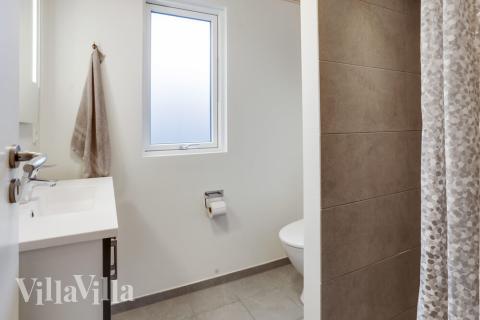 Eines der Badezimmer im Luxusferienhaus Nr. 469