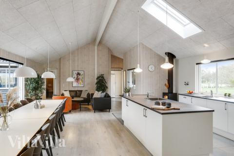 Der große, lichtdurchflutete Aufenthaltsraum im Luxusferienhaus Nr. 469 für 22.