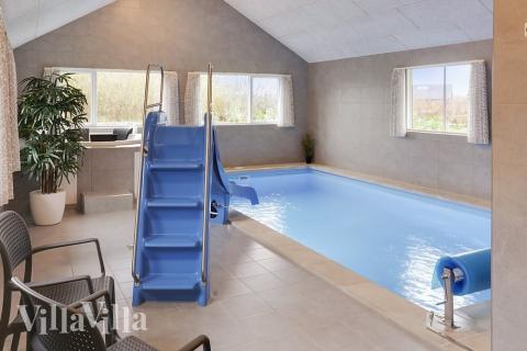 Das Ferienhaus 469 hat einen schicken Poolbereich mit Wasserrutsche, einem geräumigen, eingelassenen Whirlpool und einer Sauna.