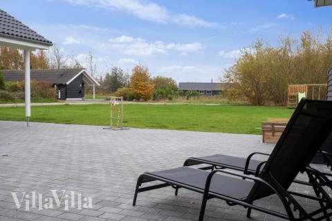 Genießen Sie einen Grillabend auf der Terrasse des Luxusferienhauses Nr. 469 in Lolland/Falster/Mön