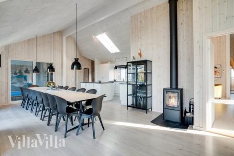 Der große, lichtdurchflutete Aufenthaltsraum im Luxusferienhaus Nr. 478 für 18.