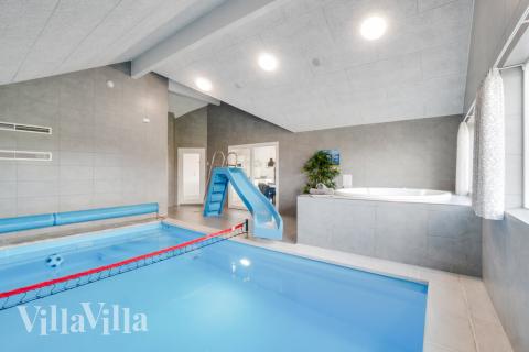 Das Ferienhaus 478 hat einen schicken Poolbereich mit Wasserrutsche, einem geräumigen, eingelassenen Whirlpool und einer Sauna.