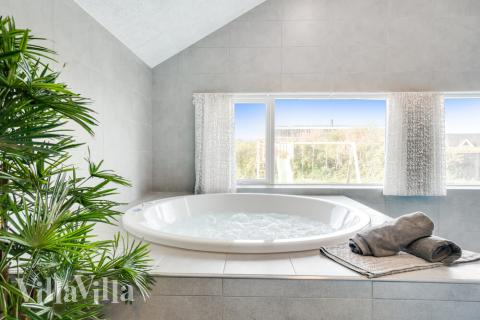 Genießen Sie den warmen Whirlpool im Luxusferienhaus Nr. 478 in Westjütland
