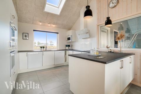 Die Küche in dem Luxusferienhaus Nr. 477 ist so gut ausgestattet, dass man problemlos Mahlzeiten für 18 Personen zubereiten kann.