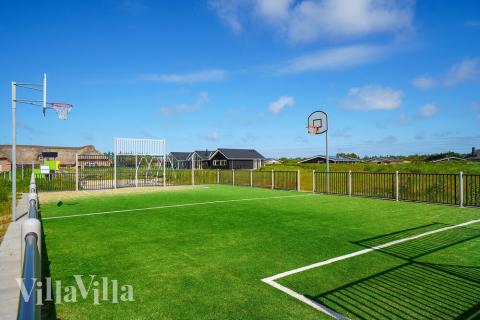 Zu dem attraktiven Ferienhaus Nr. 477 in Westjütland gehört auch ein tolles Angebot im Außenbereich, z. B. Spieleturm und Schaukeln