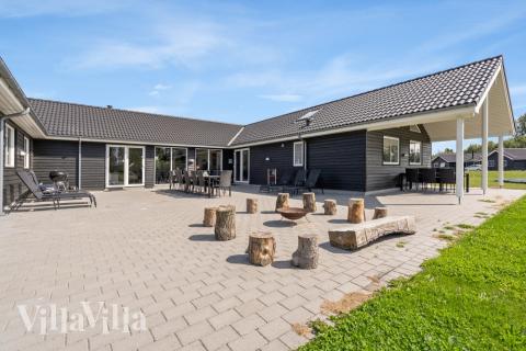 Auf der Terrasse des Ferienhauses Nr. 470 ist Platz für 24 Personen.