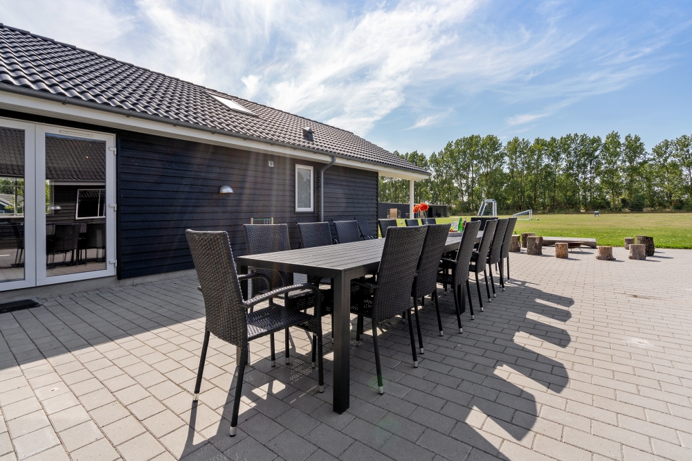Auf der Terrasse des Ferienhauses Nr. 470 ist Platz für 24 Personen.