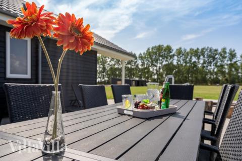 Das Luxusferienhaus Nr. 470 hat eine tolle Terrasse, die mit hochwertigen Gartenmöbeln für 24 Personen ausgestattet ist.