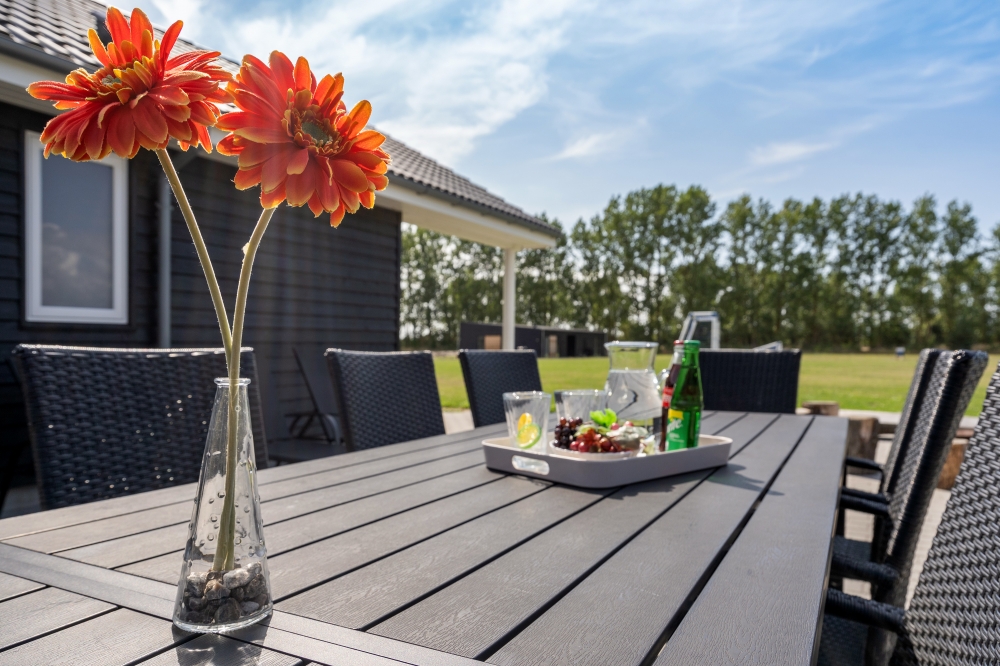 Genießen Sie einen Grillabend auf der Terrasse des Luxusferienhauses Nr. 470 in Lolland/Falster/Mön